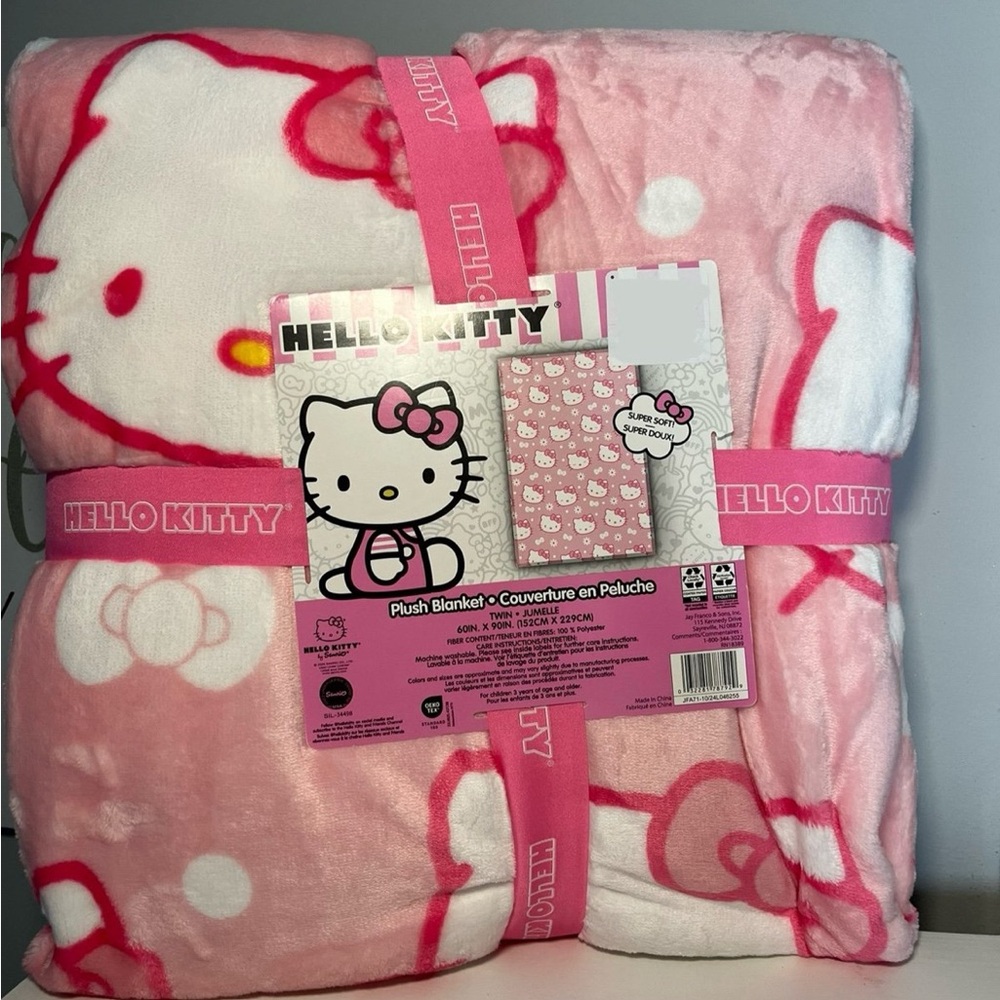 Hello Kitty Pink Daisy Plush Blanket